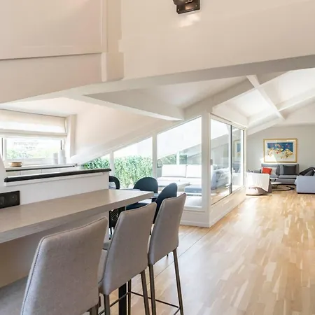 Magnificent Duplex Close To Carlton